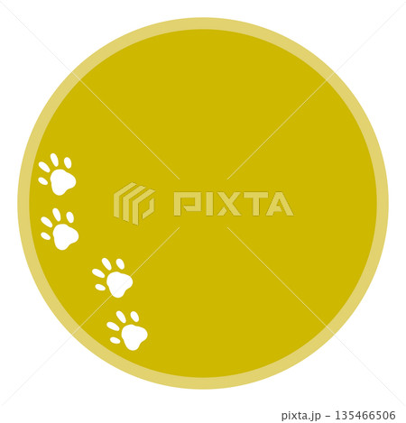 黄色の肉球の足跡があるシンプルな丸いフレーム 135466506