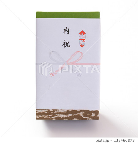 内祝いのし紙がついた品物 135466875