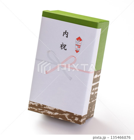 内祝いのし紙がついた品物 135466876