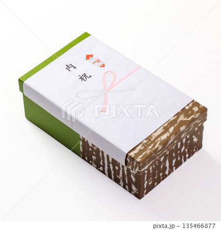 内祝いのし紙がついた品物 135466877