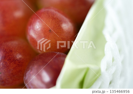 マスカットの香りがふんわりと - 濃厚な甘さと赤い宝石のようなクイーンルージュ（種なし・皮ごと） 135466956