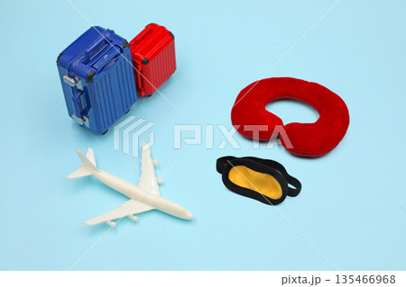 飛行機とトランク 旅行や出張のイメージ 飛行機とトランク 旅行や出張のイメージ 135466968