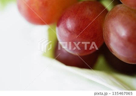 マスカットの香りがふんわりと - 濃厚な甘さと赤い宝石のようなクイーンルージュ（種なし・皮ごと） 135467065