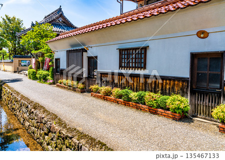 【重要伝統的建造物群保存地区】打吹玉川 初夏の玉川と大蓮寺の門前1 鳥取県倉吉市 【重要伝統的建造物群保存地区】打吹玉川 初夏の玉川と大蓮寺の門前1 鳥取県倉吉市 135467133