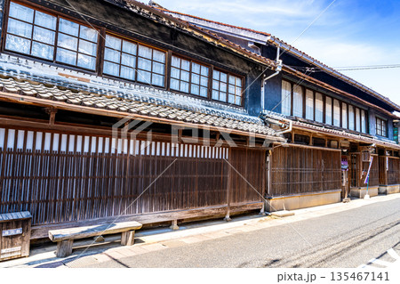 【重要伝統的建造物群保存地区】打吹玉川 古い醤油店と本通りの初夏の風景 鳥取県倉吉市 【重要伝統的建造物群保存地区】打吹玉川 古い醤油店と本通りの初夏の風景 鳥取県倉吉市 135467141