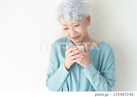 マグカップを持つシニア女性 マグカップを持つシニア女性 135467248