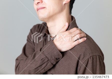 肩こりに苦しむミドル男性 135467473