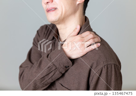 肩こりに苦しむミドル男性 肩こりに苦しむミドル男性 135467475