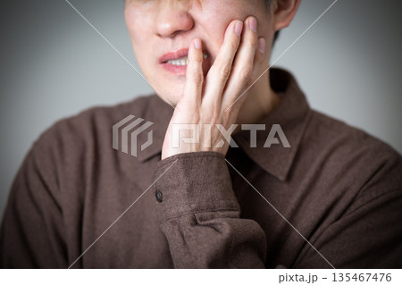 歯の痛みに苦しむミドル男性 135467476