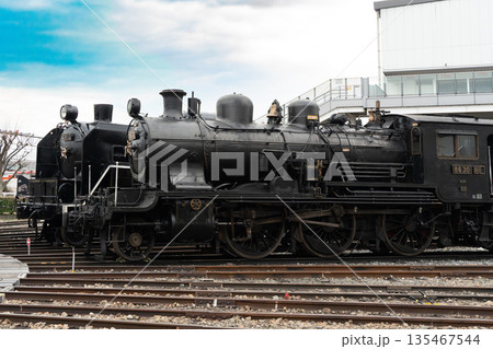 駅に停まる蒸気機関車 駅に停まる蒸気機関車 135467544