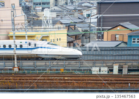 高架区間をゆく新幹線 高架区間をゆく新幹線 135467563