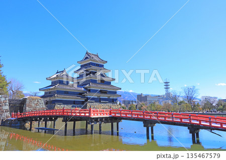 長野県松本市、国宝松本城と埋橋の風景 長野県松本市、国宝松本城と埋橋の風景 135467579