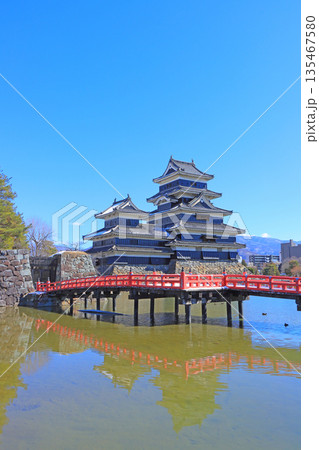 長野県松本市、国宝松本城と埋橋の風景 135467580