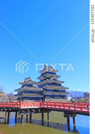 長野県松本市、国宝松本城と埋橋の風景 135467582