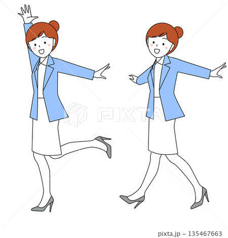 ウキウキしながら歩く女性 135467663