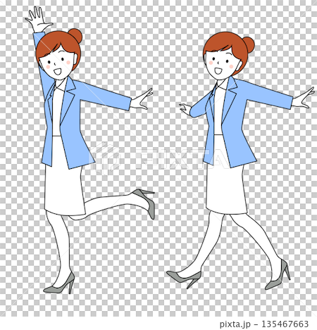 ウキウキしながら歩く女性 135467663