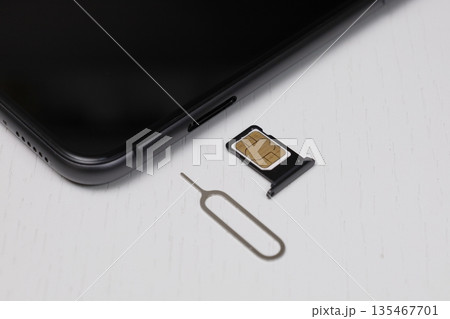 スマートフォンにSIMをセットする1 スマートフォンにSIMをセットする1 135467701