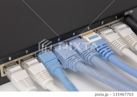 HUBにLANケーブルが接続されている HUBにLANケーブルが接続されている 135467703