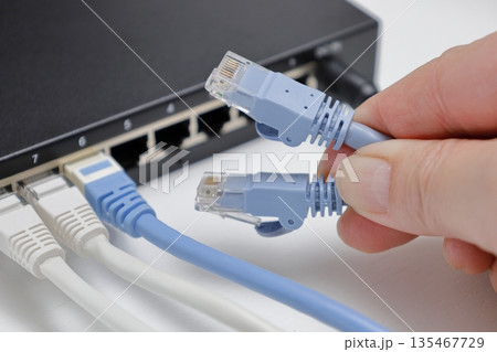 HUBにLANケーブルを差す手2 135467729