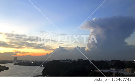 夕焼けと積乱雲 夕焼けと積乱雲 135467742