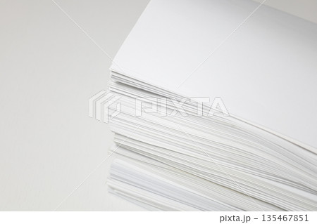 山積みの書類1 135467851