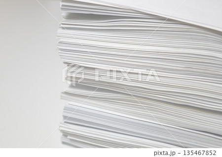 山積みの書類2 135467852