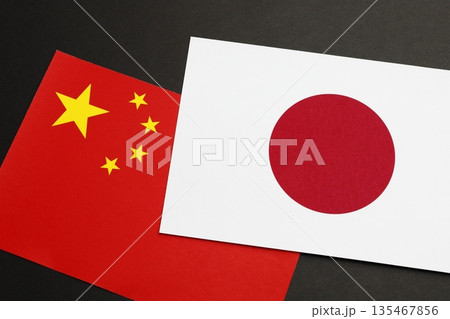 日本国旗と中国国旗4 135467856