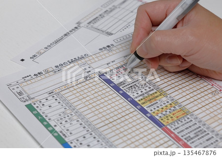 確定申告書を記入する人2 135467876