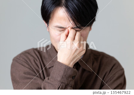 疲れ目・目のかすみに苦しむミドル男性 135467922