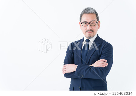 笑顔のビジネスマン男性 笑顔のビジネスマン男性 135468034