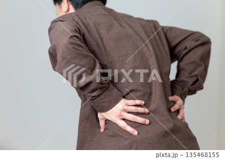 腰痛に苦しむミドル男性 135468155