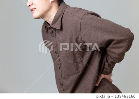 腰痛に苦しむミドル男性 135468160