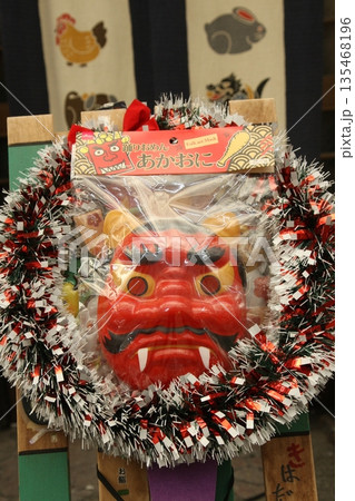節分の飾りオーナメントで鎮座する 節分の飾りオーナメントで鎮座する 135468196