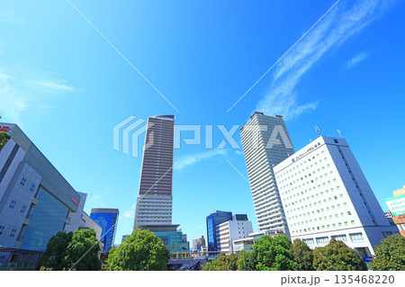 岐阜県岐阜市、岐阜駅前超高層ビル群の風景 135468220