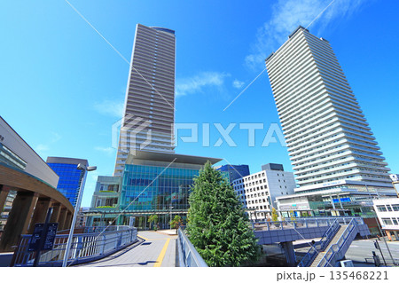 岐阜県岐阜市、岐阜駅前超高層ビル群の風景 135468221