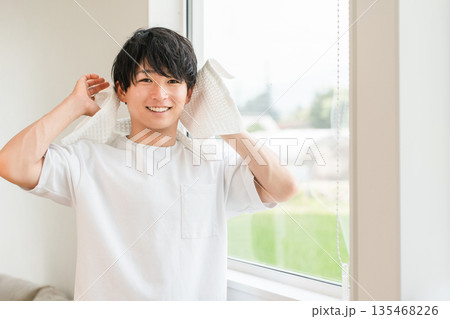 シャワー後の髪の毛をタオルドライする若いアジア人男性 135468226