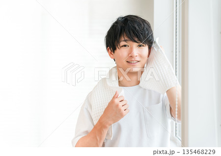 シャワー後の髪の毛をタオルドライする若いアジア人男性 135468229