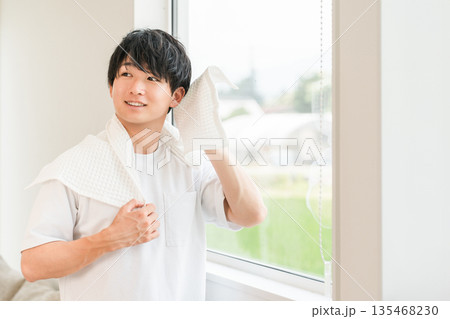 シャワー後の髪の毛をタオルドライする若いアジア人男性 135468230