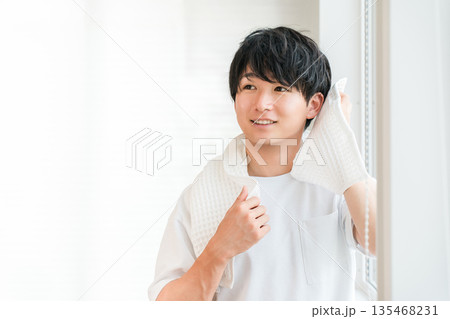シャワー後の髪の毛をタオルドライする若いアジア人男性 シャワー後の髪の毛をタオルドライする若いアジア人男性 135468231