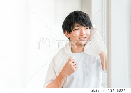 シャワー後の髪の毛をタオルドライする若いアジア人男性 135468234
