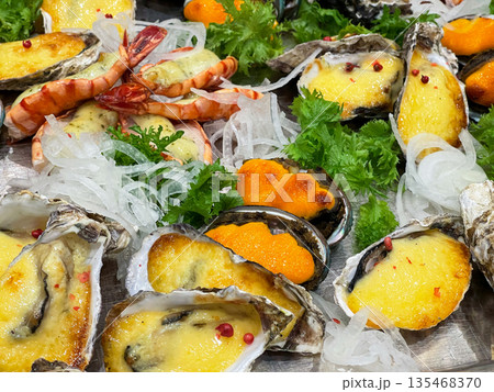 牡蠣と海老の洋風前菜 チーズ焼きシーフードオードブル 135468370