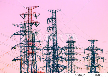 日本の電力都市景観　日本のエネルギー…鉄塔と無数の送電線…。新時代へ… 135468399