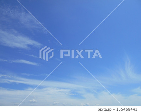 青空と白い雲 135468443
