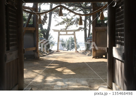 神社の境内にある鳥居 神社の境内にある鳥居 135468498