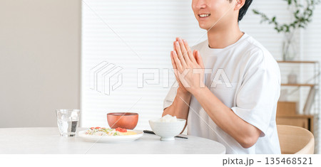 家のダイニングテーブルで食事をする若いアジア人男性(いただきます) 家のダイニングテーブルで食事をする若いアジア人男性(いただきます) 135468521