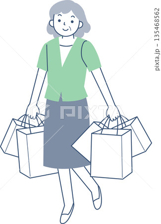 多数のショッピングバッグを持って歩くシニア女性 多数のショッピングバッグを持って歩くシニア女性 135468562