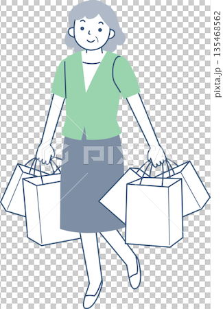 多数のショッピングバッグを持って歩くシニア女性 多数のショッピングバッグを持って歩くシニア女性 135468562