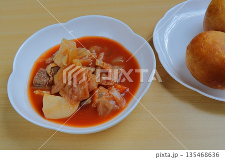 ボルシチとピロシキ　ロシア料理 135468636