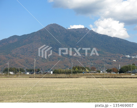 つくば市池田の田園地帯から見た晩秋の筑波山 135469007