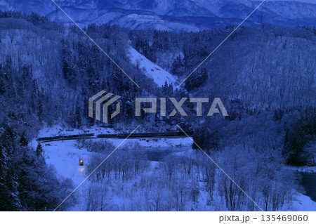 雪景色の飯山線 135469060